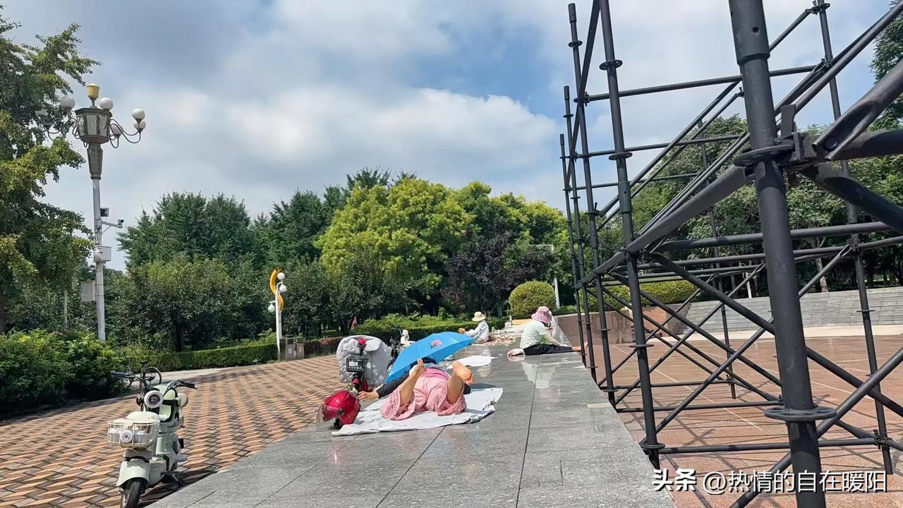 晴日广场
寻处台阶
静静休憩
不必追赶日程
不必刻意进补
晒晒太阳
放空身心
顺