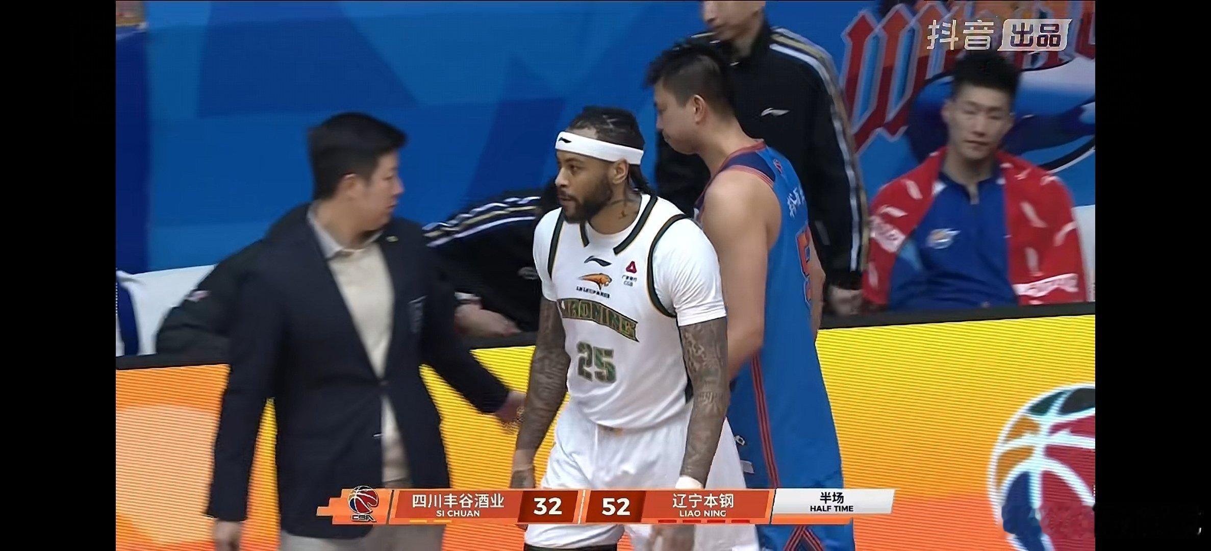 半场结束，辽宁本钢客场52-32四川队。cba
