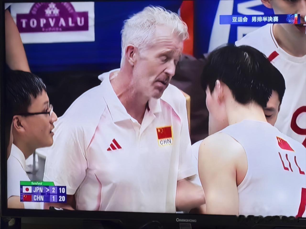 亚运男排中国队输给日本，挑战回放被质疑。日本队太鬼了！
很少看中国男排的比赛，生