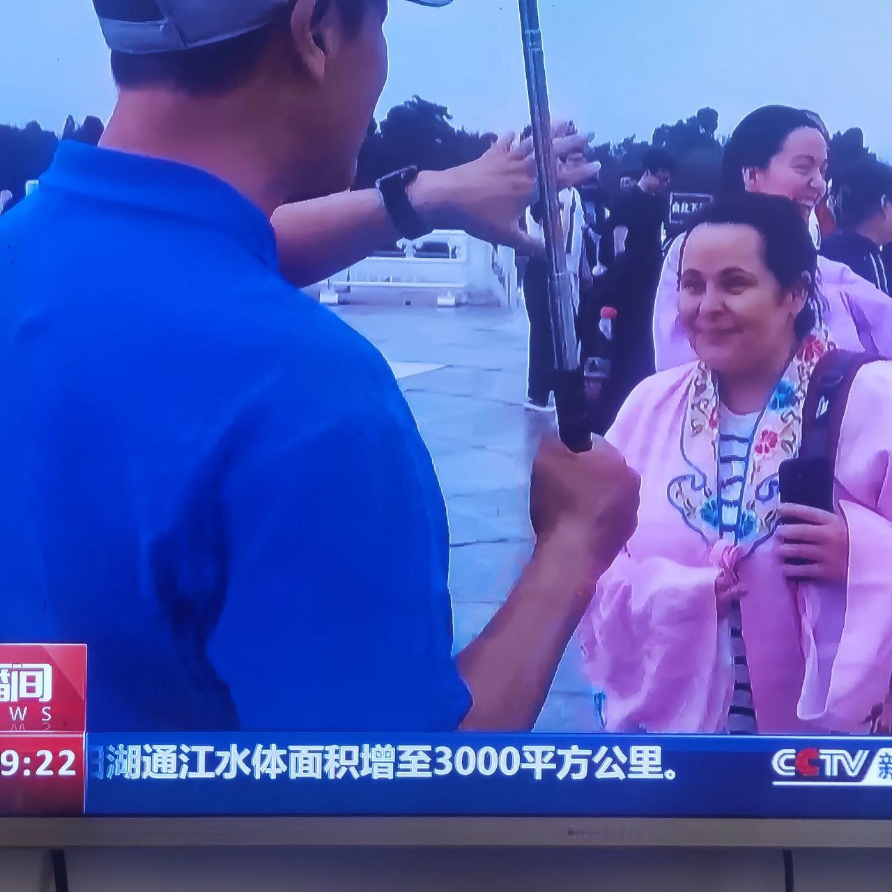 【美国人穿我们的服饰】
到处宣传美国人来我们这里穿服饰，而我们有人穿和服就围攻辱
