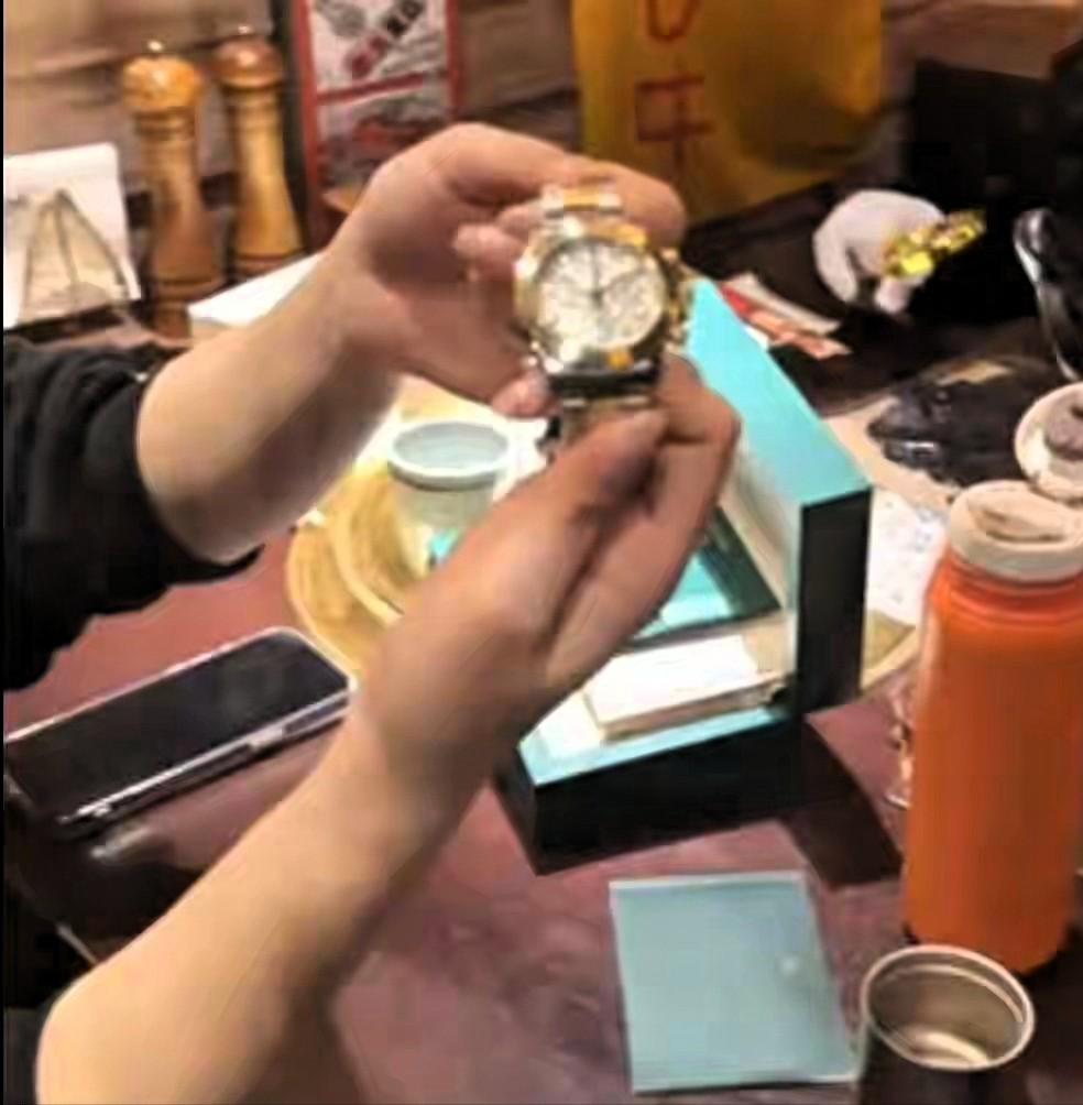 天塌了！陕西西安，女子得了癌症，为治病，把一块名牌手表卖了16.4万，收到钱第二