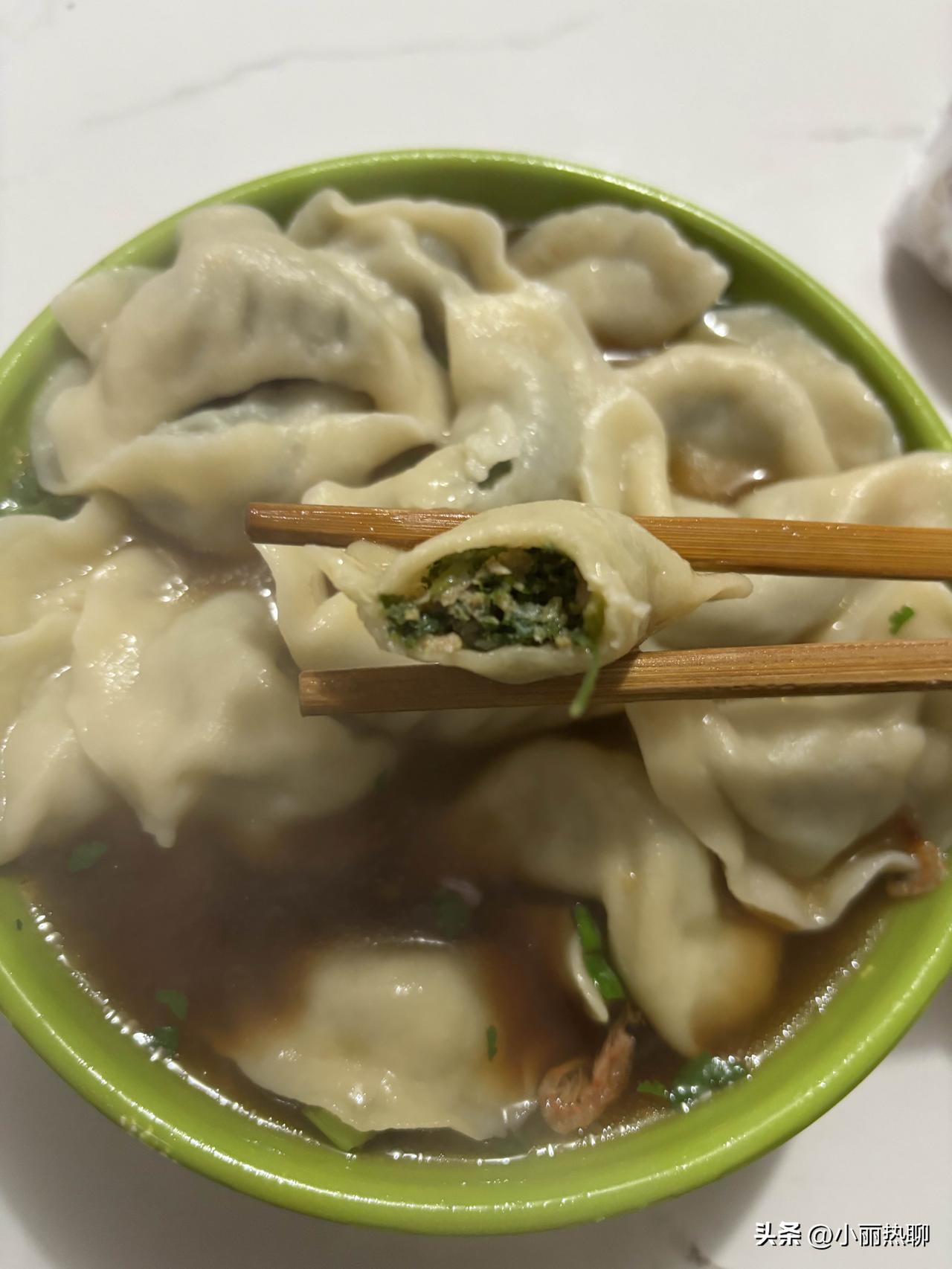 荠菜馅儿饺子大家都吃过吗？
荠菜超市都卖到快18一斤了，
我们这是在地里挖的也荠