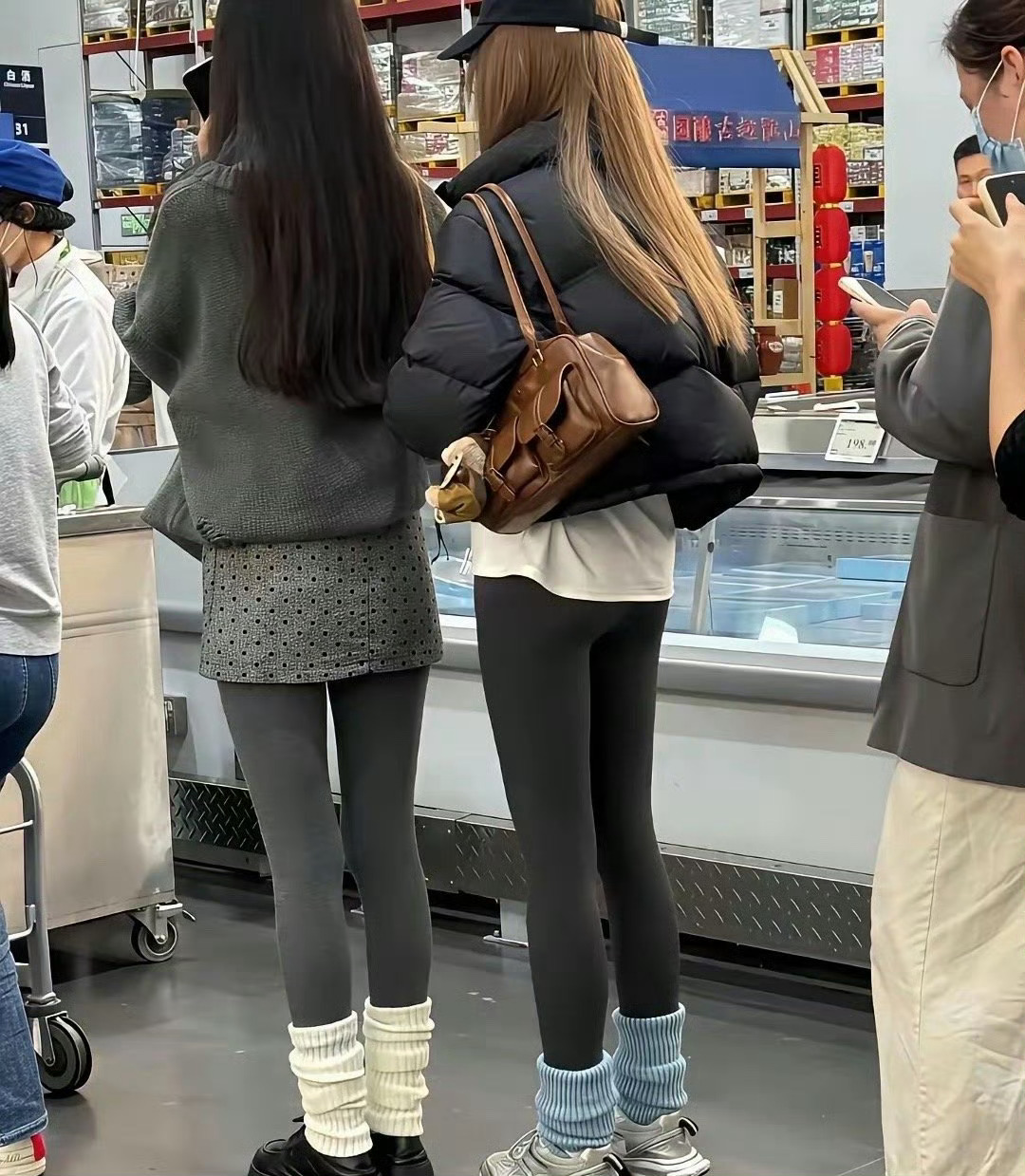 同样的身高为什么后面这位看起来腿更长呢？ 