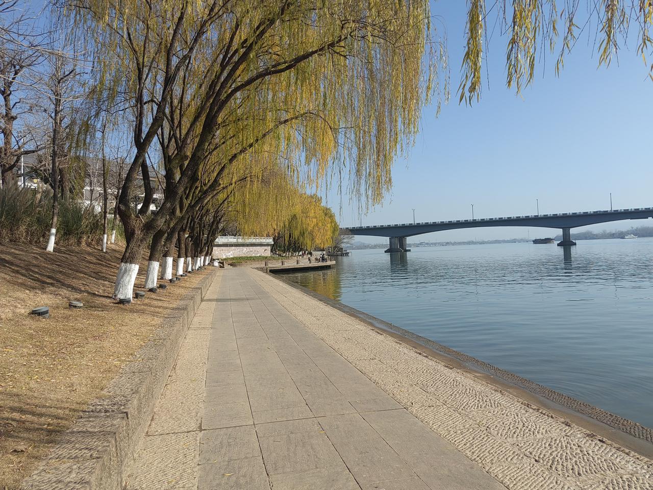 劳务派遣作为劳务工与劳务用工单位之间的一种桥梁、纽带，并从中赚取一定的佣金的市场