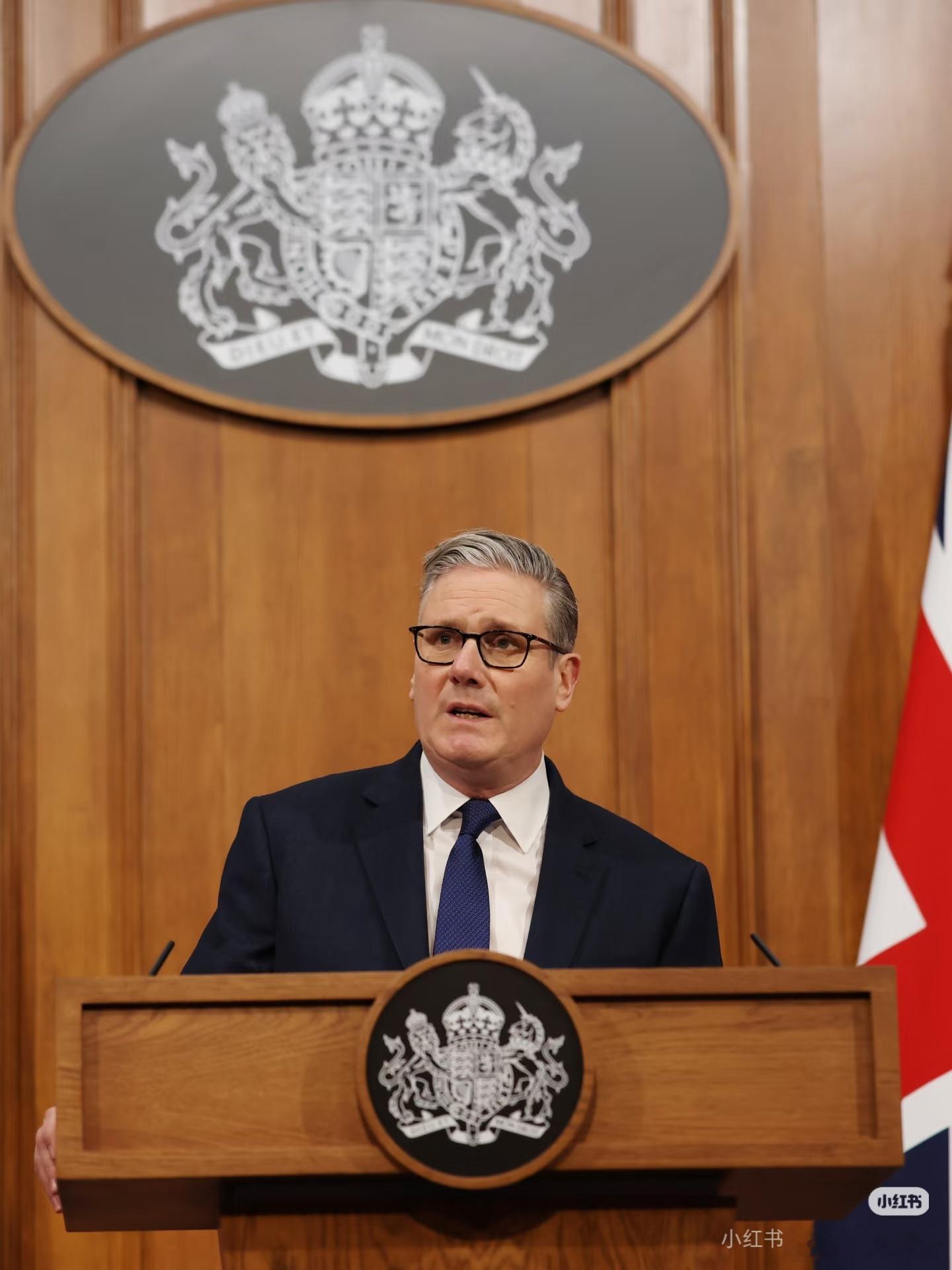 英国首相斯塔默宣布辞职斯塔默在唐宁街10号首相府前发表讲话说，他将辞去英国工党党