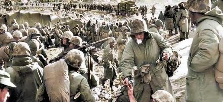 1951年，一群志愿军战士在撤退时，猛然发现眼前狭隘的小山谷里，竟然出现了成千上