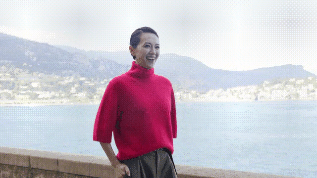 章子怡走出了六亲不认的步伐。
这姐离婚后人生二次开挂，状态拉满，气场全开，人生赢