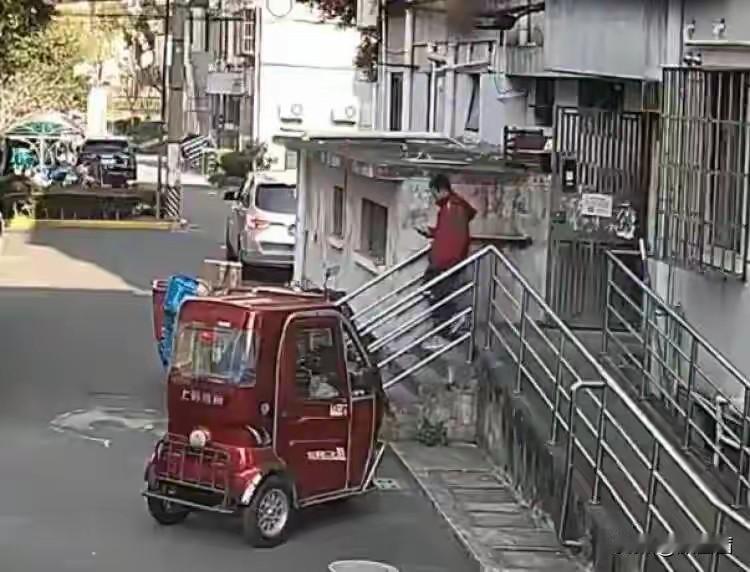 7999元手机放门口被盗，失踪近一个月，竟自己“报了警”！
 
谁能想到，价值7