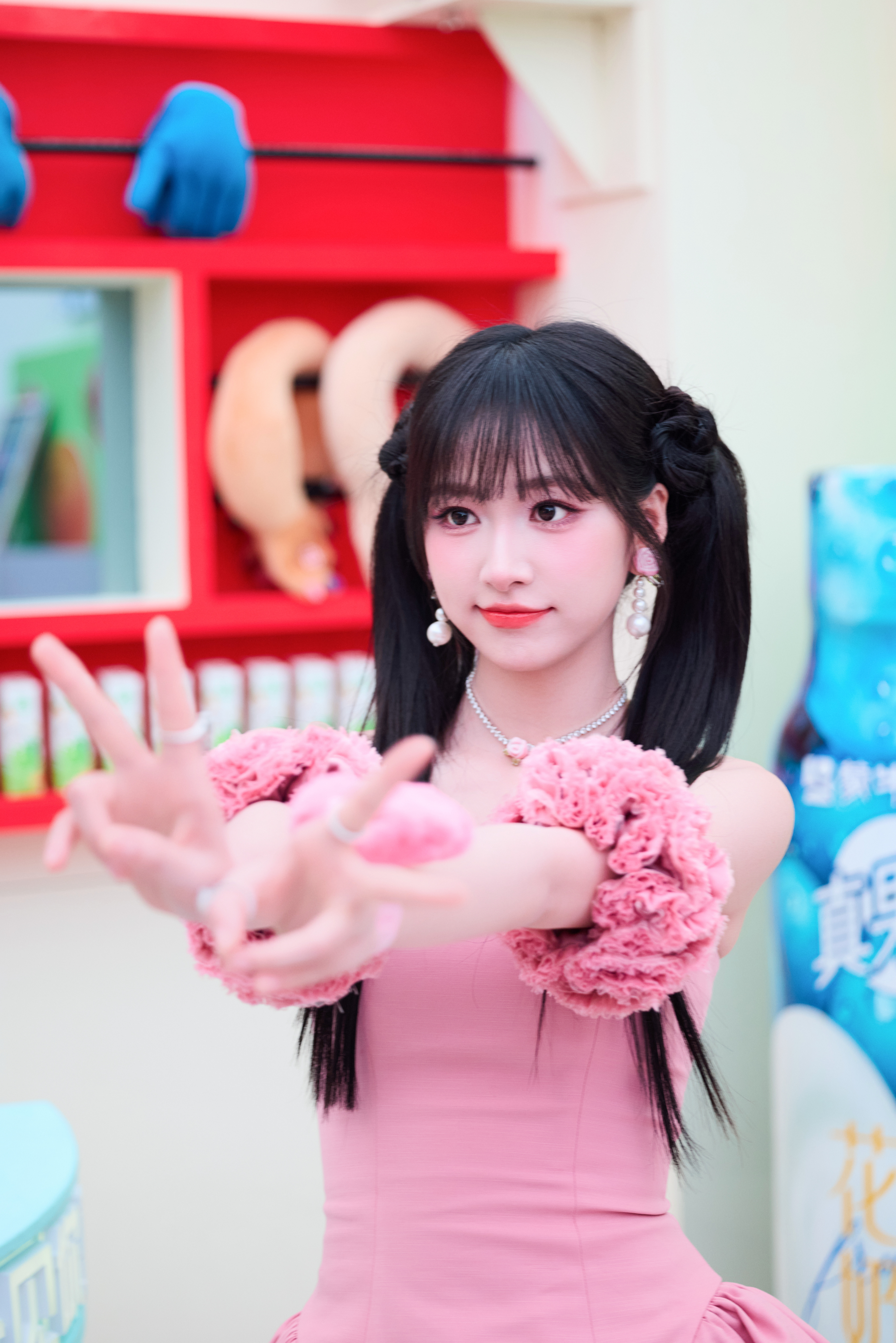 杨肸子 双马尾配粉裙，甜度拉满✨ 舞台上活力开麦，镜前又化身复古少女，在甜酷与浪