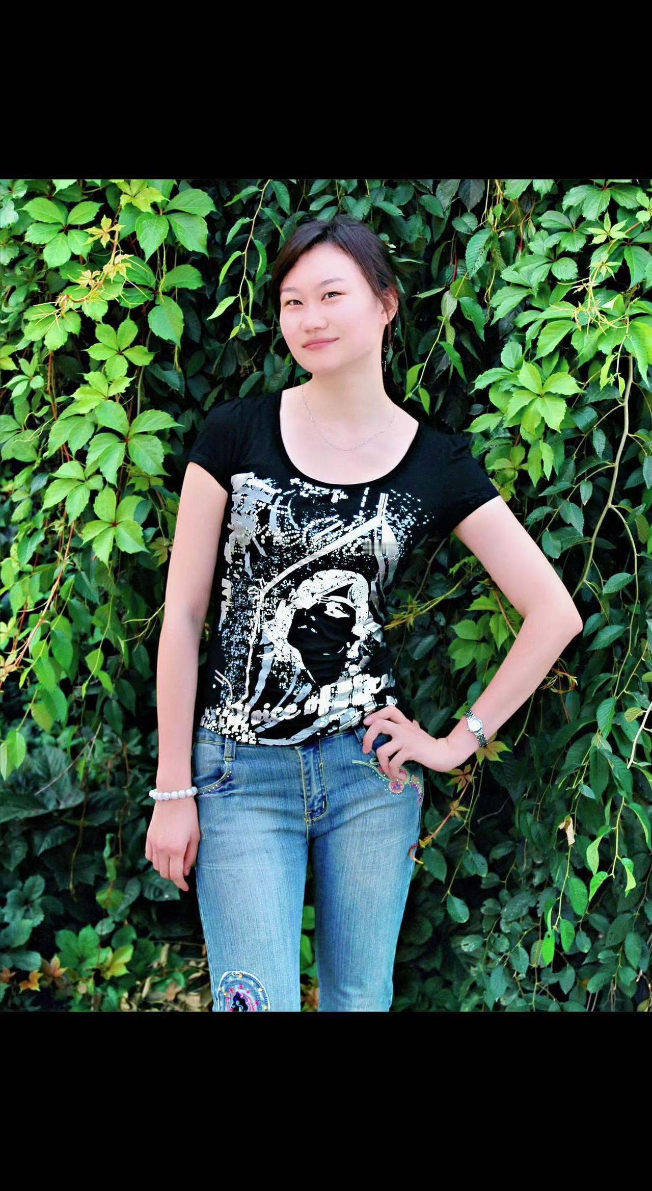 🌿藤蔓把夏天织成绿墙，她站在光影里笑成一幅画✨。青春是牛仔裤上的破洞，也是眼里