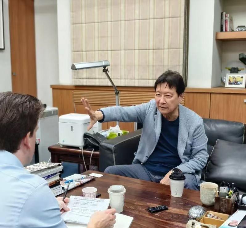 赵少康透露，美国独立媒体“Domino Theory”的资深记者哈利专程来到其办