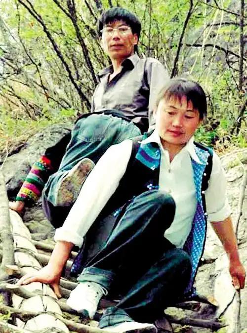 在四川凉山海拔1600米的悬崖峭壁上，曾经有一所连正经路都没有的小学，要进村上课