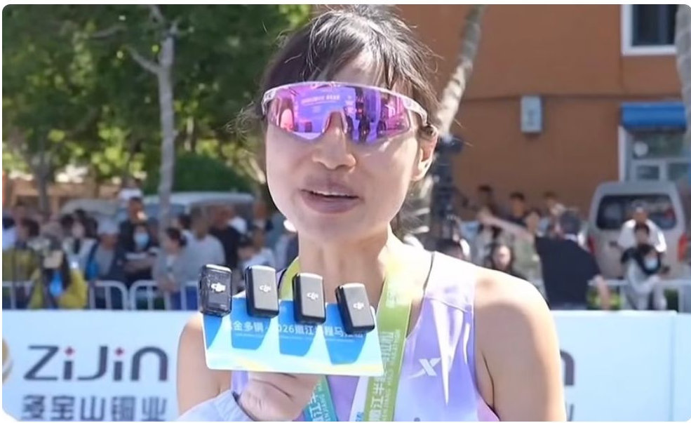 疯狂带货！张水华同时穿着3个代言品牌：我单纯实在 不懂球不看世界杯 