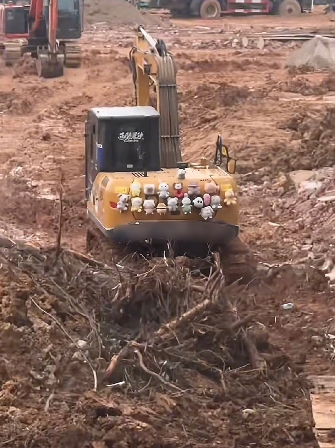 挖掘机师傅布置的童话风工位 