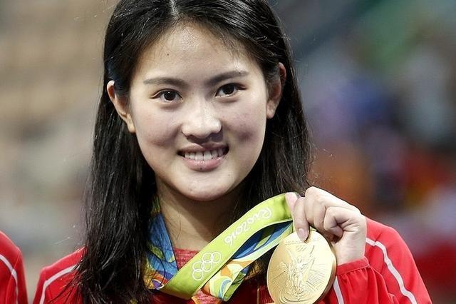 柔肩担五冠，10米台最狠的姑娘，她到底怎么扛下来的。
这个柔弱肩膀扛起五块奥运金