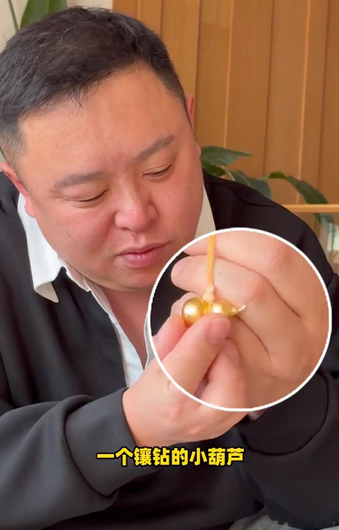 44岁阎鹤祥庆女儿满月，送金手镯金锁封3箱茅台，给足妻女仪式感！ 