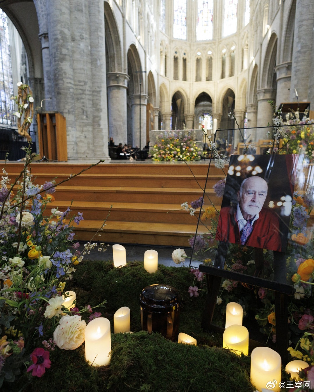 比利时王室 🇧🇪3月9日，克莱尔王妃代表比利时王室出席本国歌唱家何塞·范·达