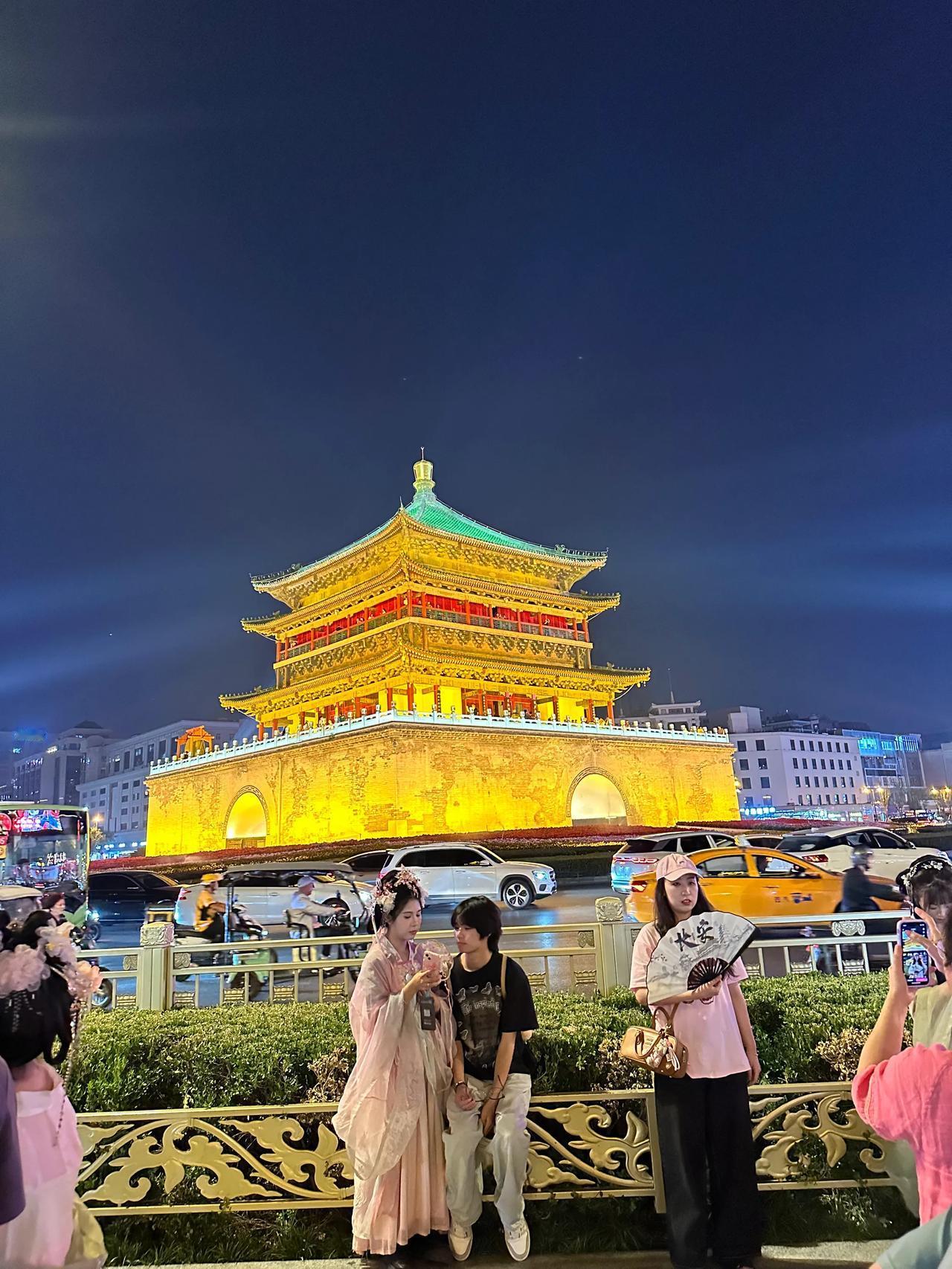 感觉西安人真的幸福，钟楼鼓楼，大小雁塔，城墙，不夜城，华山，华清池，兵马俑，眼睛