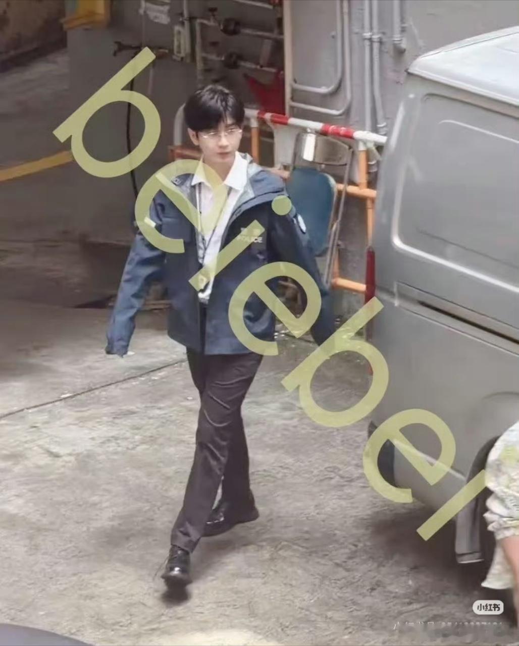 在香港穿这么厚？衣服袖子比胳膊长，把胳膊全部遮住了 