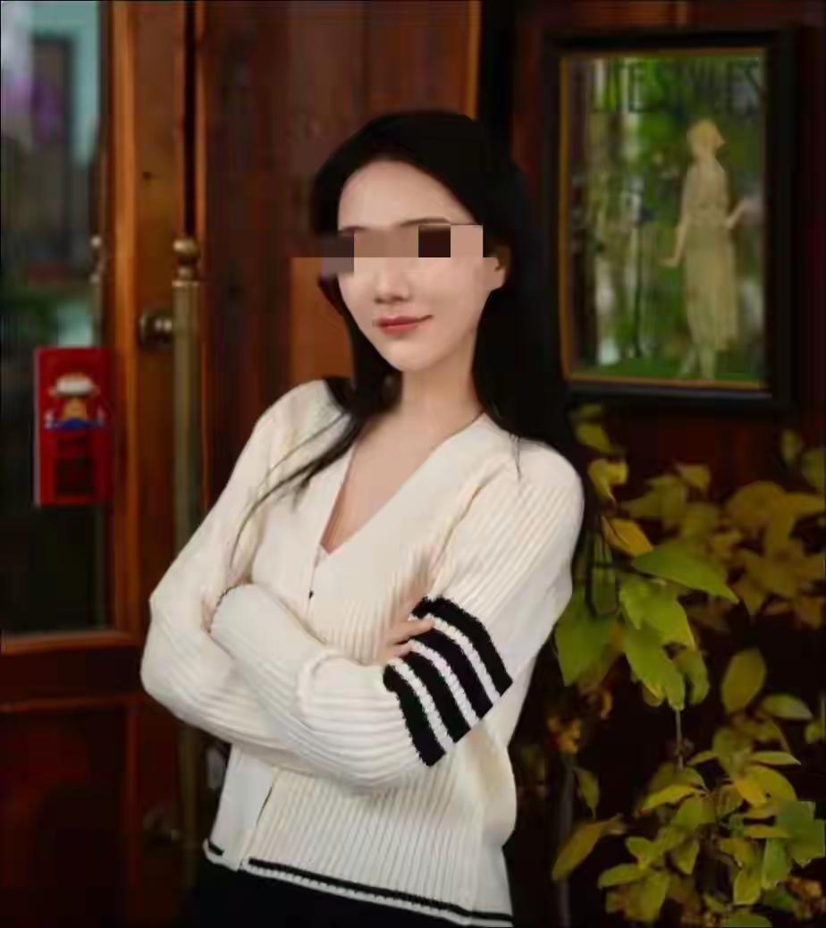 张雪峰的员工张张哭成了泪人，眼睛都哭肿了。关于张雪峰婚姻感情的问题，她跟网友说不