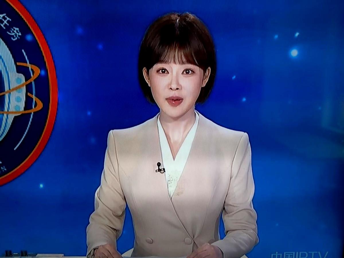 新闻联播这主播是谁？要不是字幕打着“胡蝶”，真有点不敢认。

十多年前她刚来时，