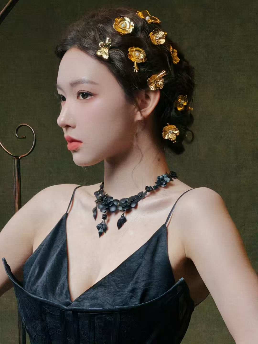 程潇暗夜星河裙 程潇鎏金花朵头饰 程潇暗夜星河裙真的好美啊~ 