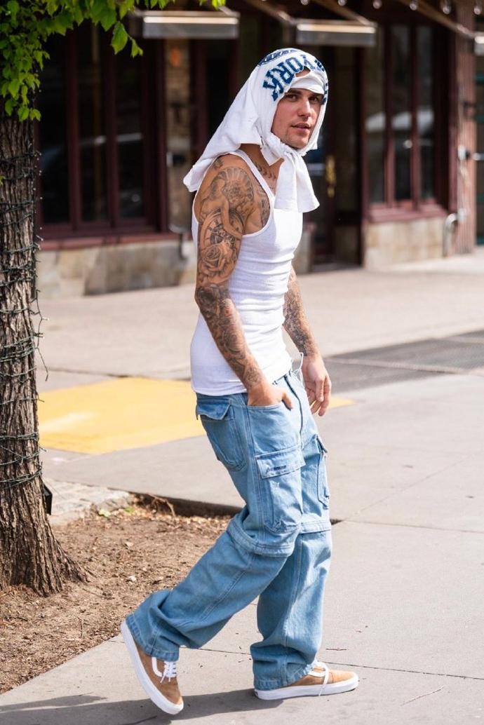 Justin Bieber带火了一种新穿法：把T恤绑头顶，防晒又时髦！

Jus