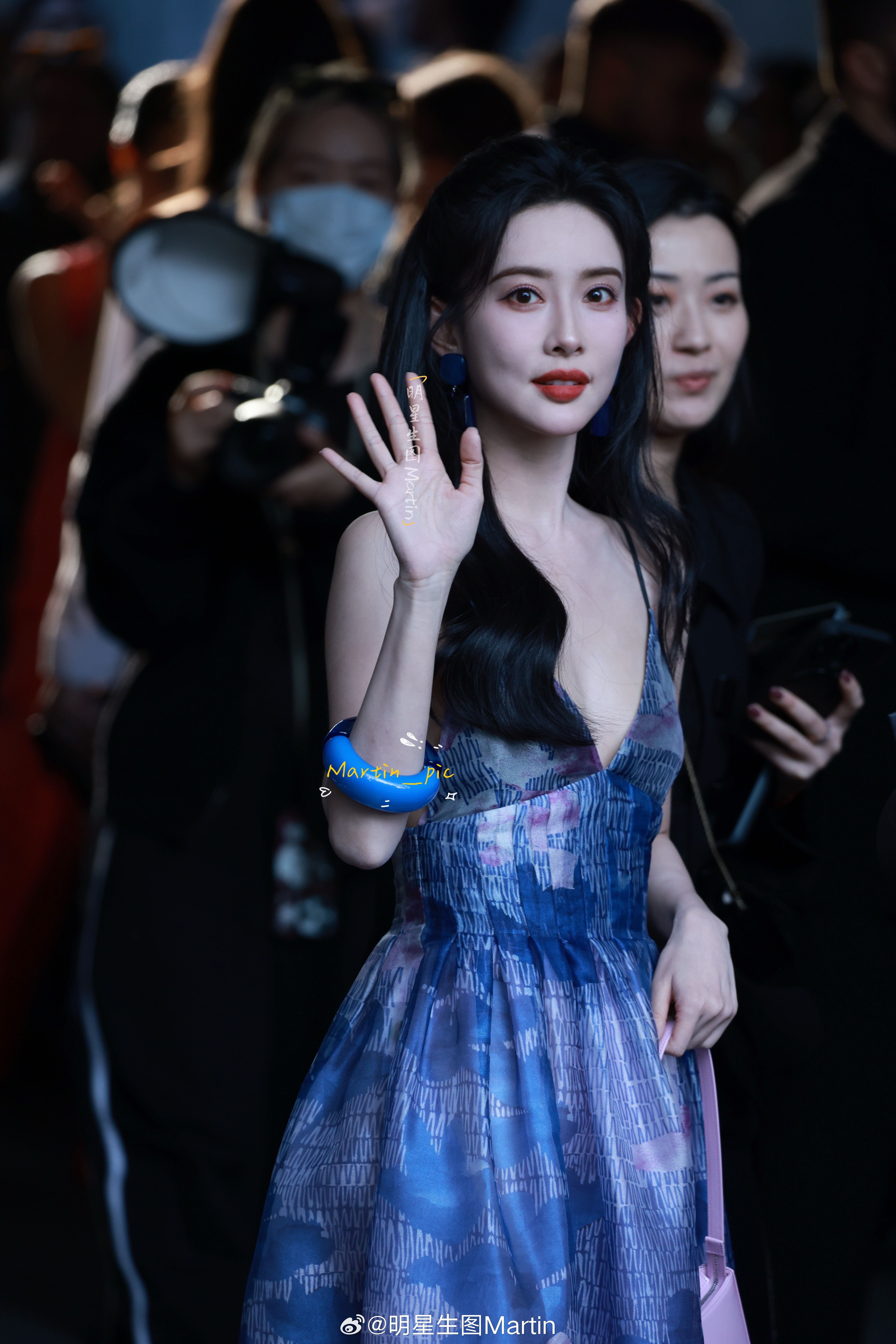 孟子义[超话]  孟子义米兰时装周生图惊鸿一瞥，人群中的孟姐美得发光，掌管颜值的