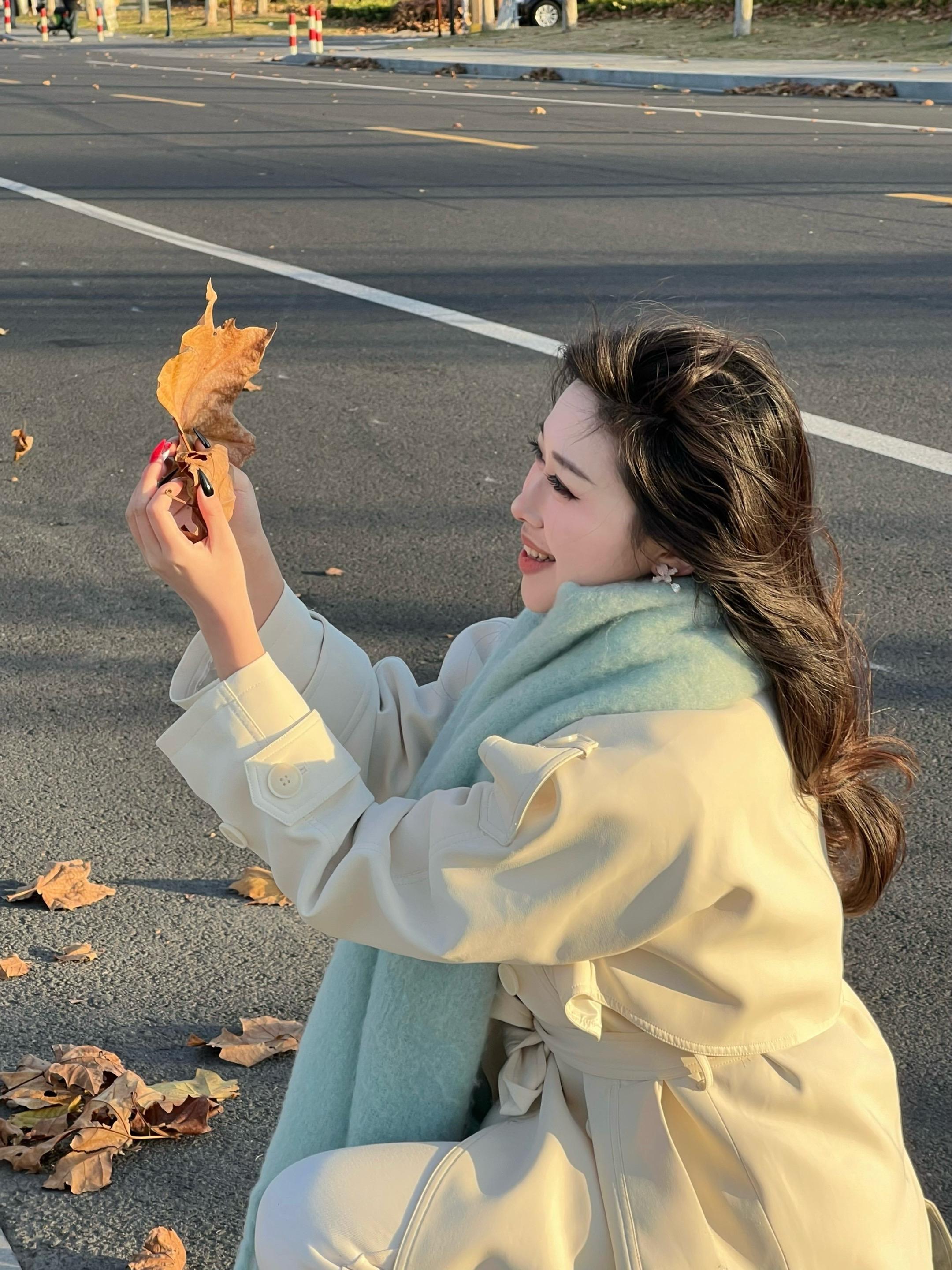 可不可以借着落叶的缘由 再靠近你一些 🍂