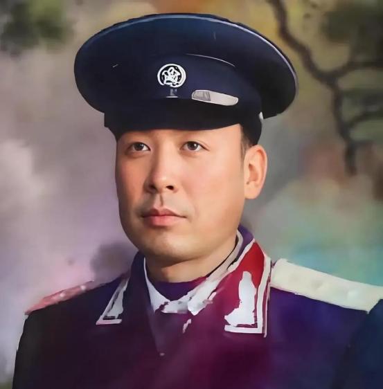 1943年，八路军排长伪装汉奸，在日军宴会上大吃大喝，旁边一个日军头目问：“你是