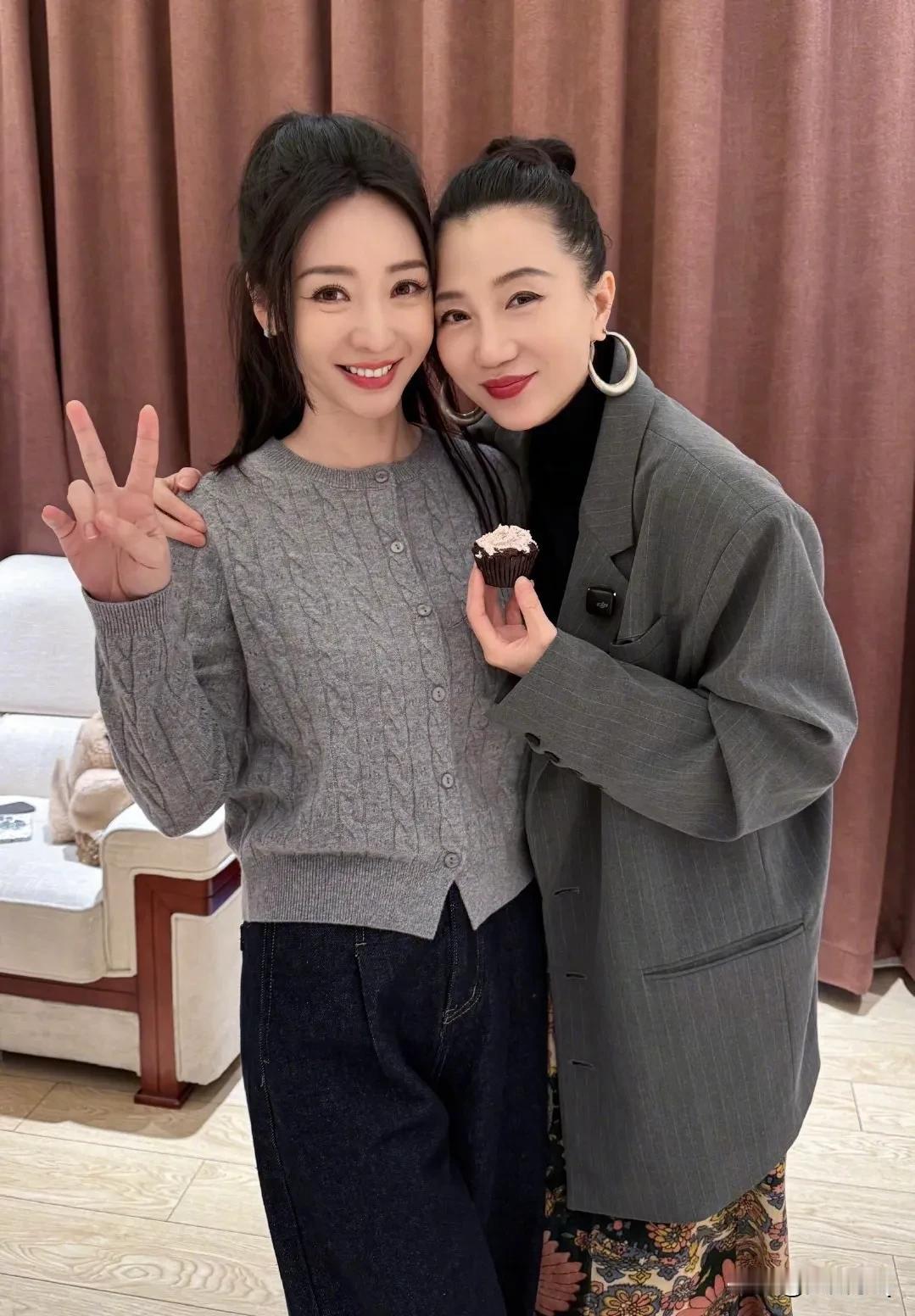 柳岩去支持阿朵舞台剧，两人在后台同框合影。柳岩和阿朵都是湖南妹陀，还真没看出来两