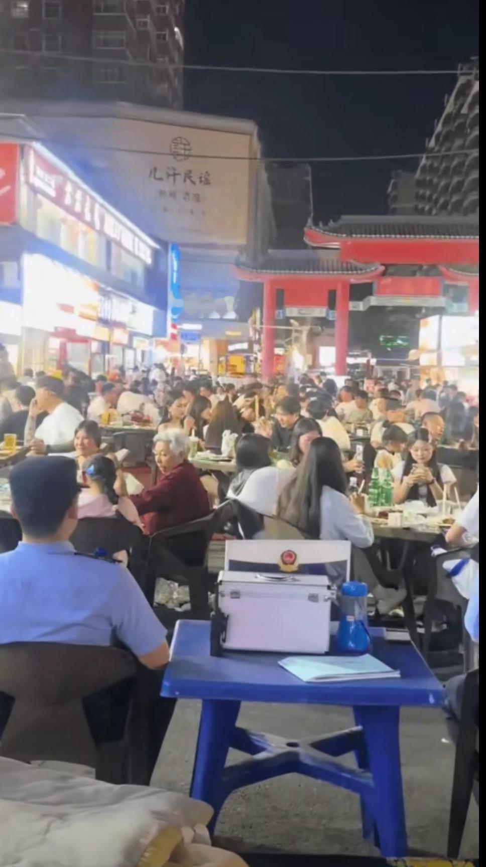 河南新乡西大街，最热闹的夜市坐满一堆人在撸串喝酒，但没人光膀子没人耍酒疯也没人骚