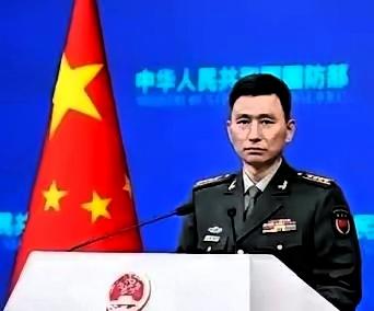 今天看到国防部掷出的那句“解放军已经准备好了”，莫名觉得提气，又觉得有些滑稽。