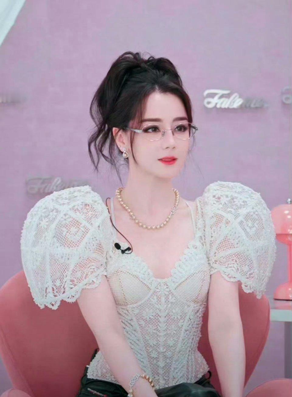 迪丽热巴工作室回应审美争议迪丽热巴顶着这个脸已经赢了，造型只是锦上添花，昨晚直播