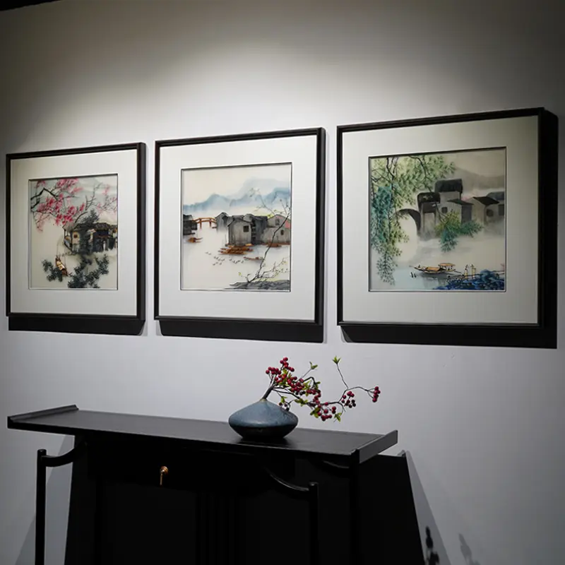 苏绣江南三联｜一框烟雨，静赏水乡人家 成套三方构图，画面各有景致，合则...