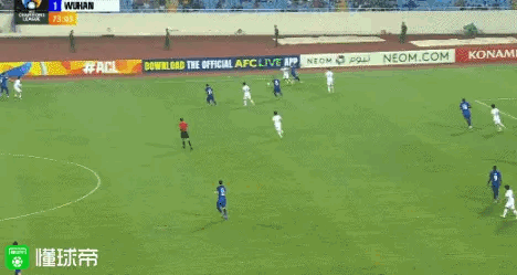 韦世豪又忍不住他那个暴脾气了！在亚冠对阵河内的比赛中，韦世豪拉拽犯规后又踩踏对方