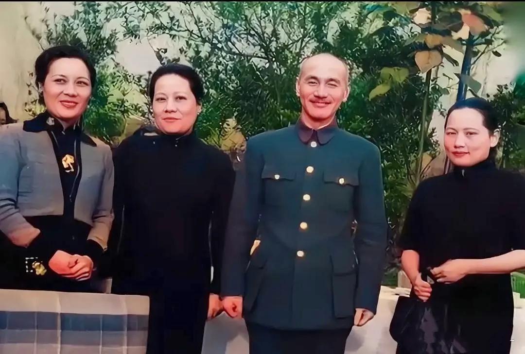 1940年蒋介石与宋氏三姐妹的罕见合影，此时她们三姐妹早已经是面和心不和了，宋美