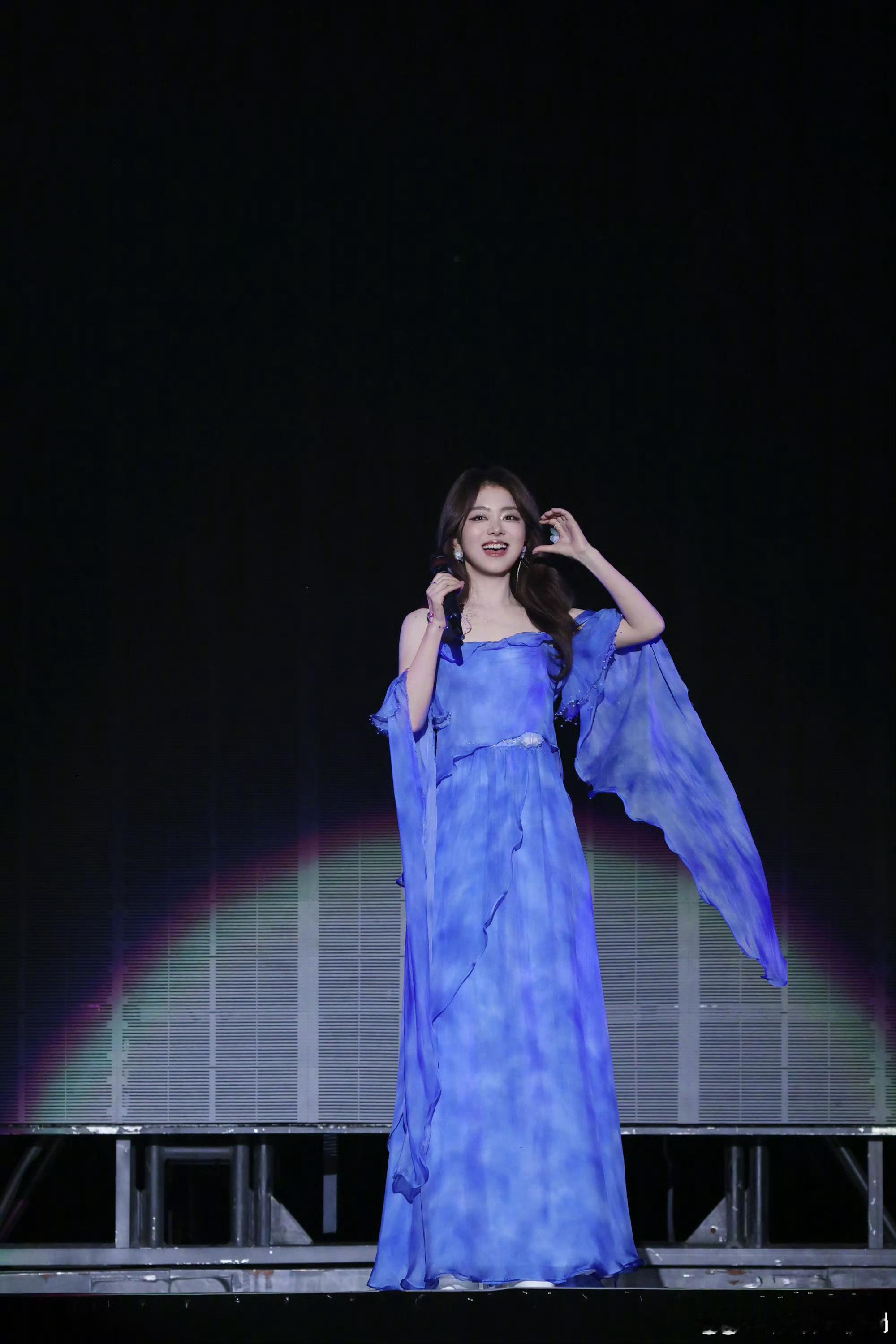 谭松韵久违相逢，再见耿耿。最好的我们跨越岁月如约而至，旧时光缓缓回溯，每一帧都是