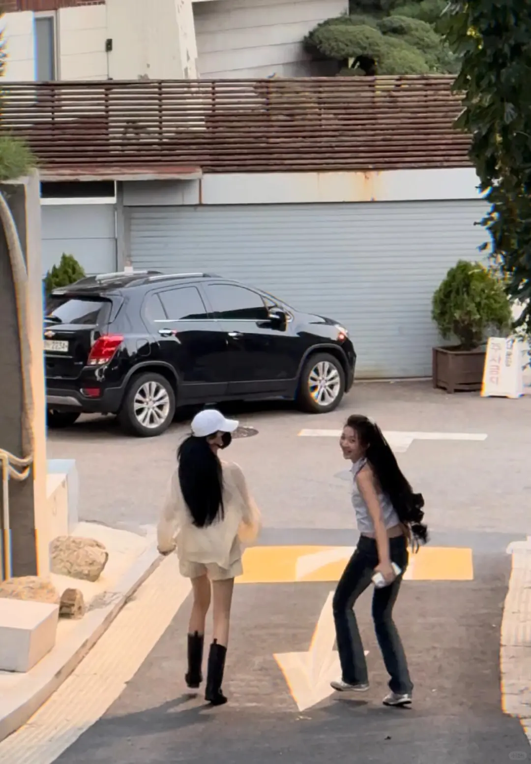 戴白帽子的我老婆，转头看的谁老婆？