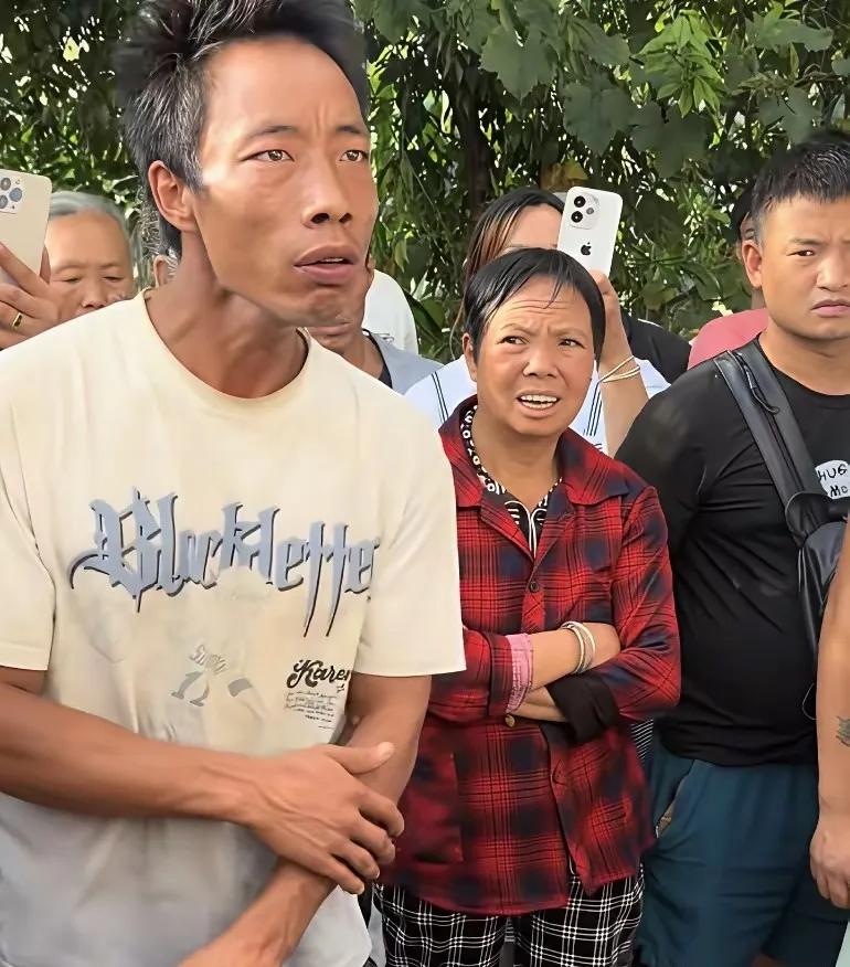 34岁的杨玉敏离世后，全网无数好心人自发捐款，帮扶这个破碎的困难家庭。由于丈夫身