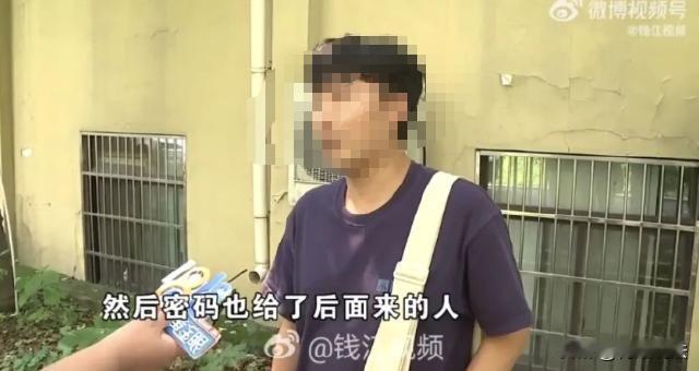 浙江杭州，小史和女友开了个房，凌晨4点突然有陌生人闯入，女友差点被看了个精光，抱