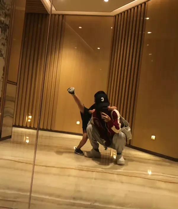 她第一次分享和她儿子想想的日常

看她儿子高抬腿，肯定是个活波的小男孩哇[送心]