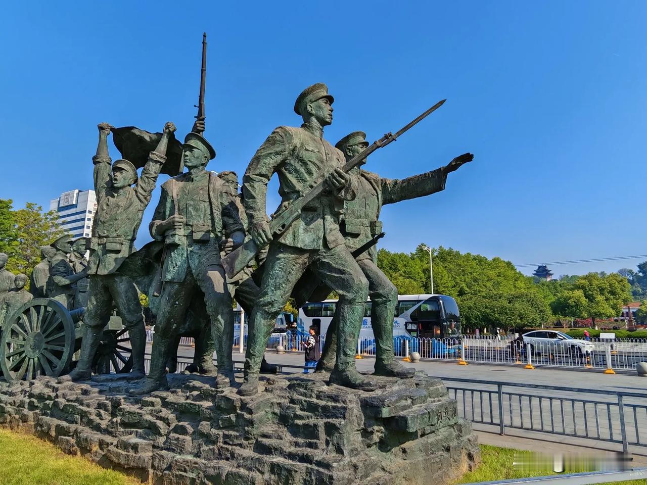 2026年4月，武汉，辛亥革命博物院广场“走向共和”雕像，就在首义广场边上。这组