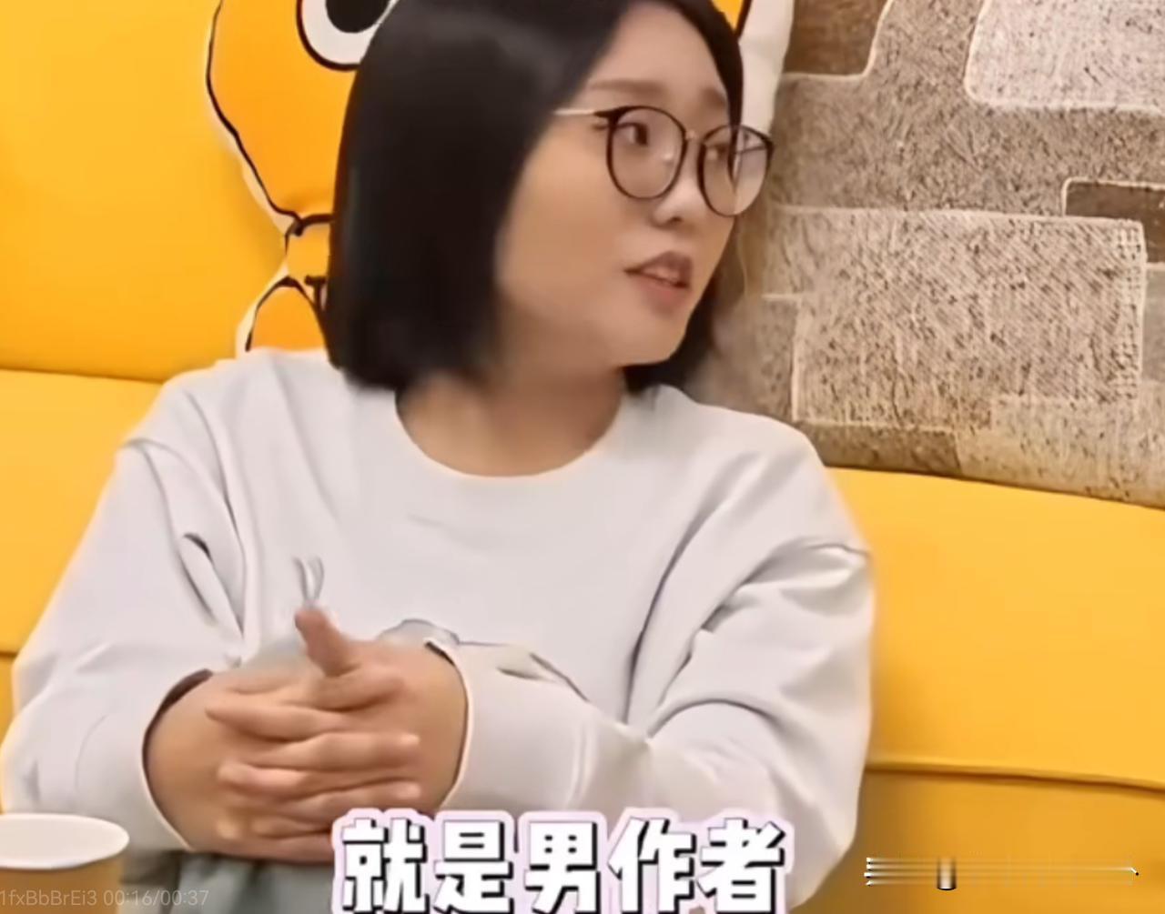 毛不易问李雪琴：“你看小说的时候，能猜出作者是男是女吗？”
李雪琴说：“能，一般