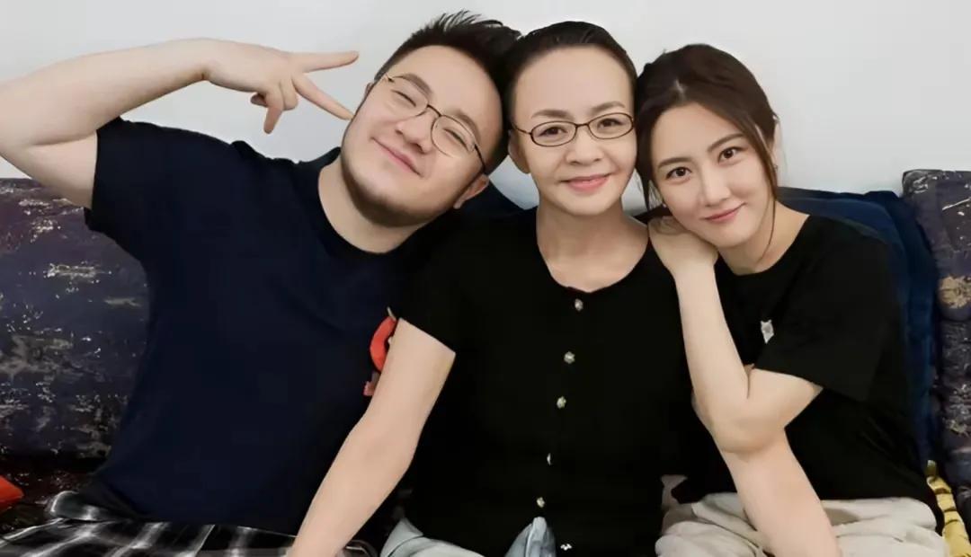 宋丹丹说自己在家从来不带孙子，即使陪他们玩最多不能也超过一小时，因为太累了。
