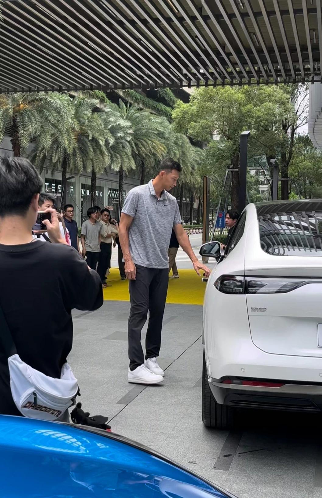深圳偶遇易建联提车啦
这哥个子也太高了吧
在人群中是非常的显眼
高高瘦瘦的，太有