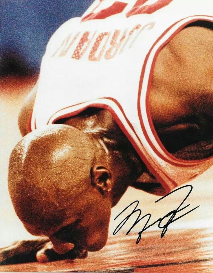 乔丹亲吻地板。 