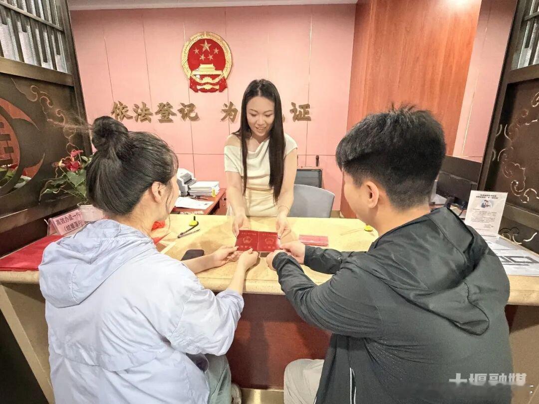 十堰 5月20日，十堰迎来结婚登记高峰，全市各婚姻登记处通过增开窗口、延长服务时