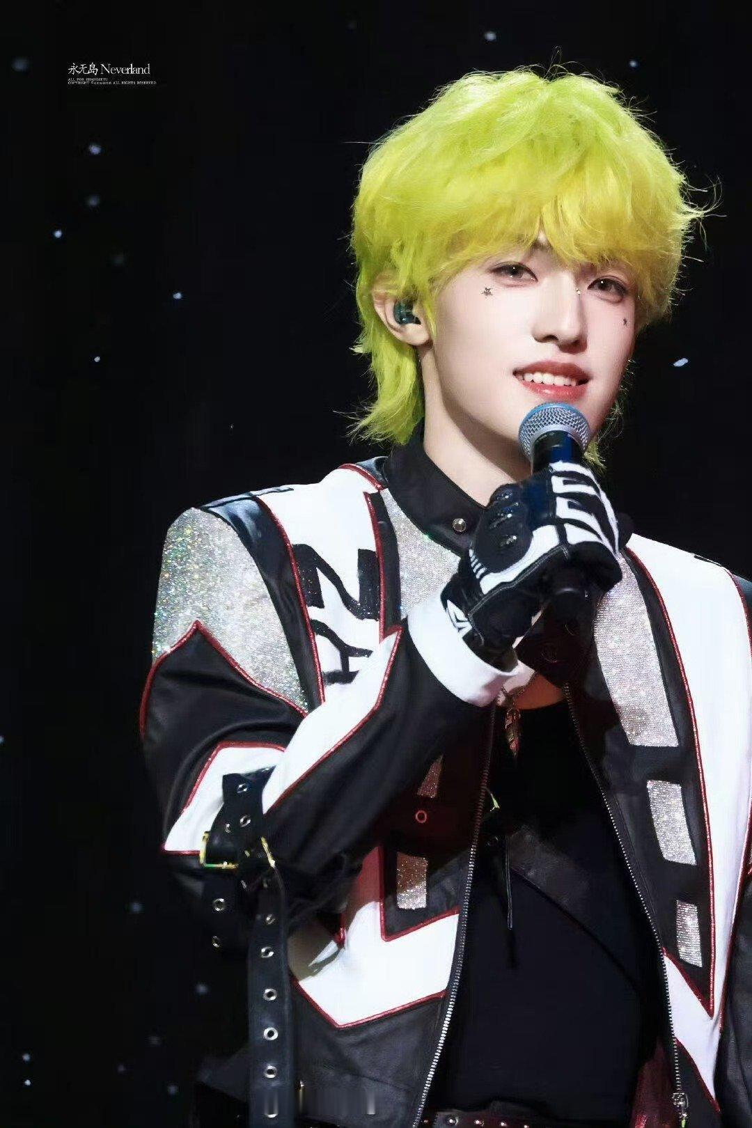 张泽禹solo舞台设计 他不是在唱歌，是在演一出独角戏。舞台是场景，灯光是情绪，