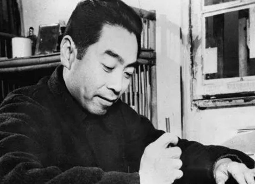 1950年，前国民党高级将领郑洞国来到北京，并受到了周总理的亲切接见。当被问到以